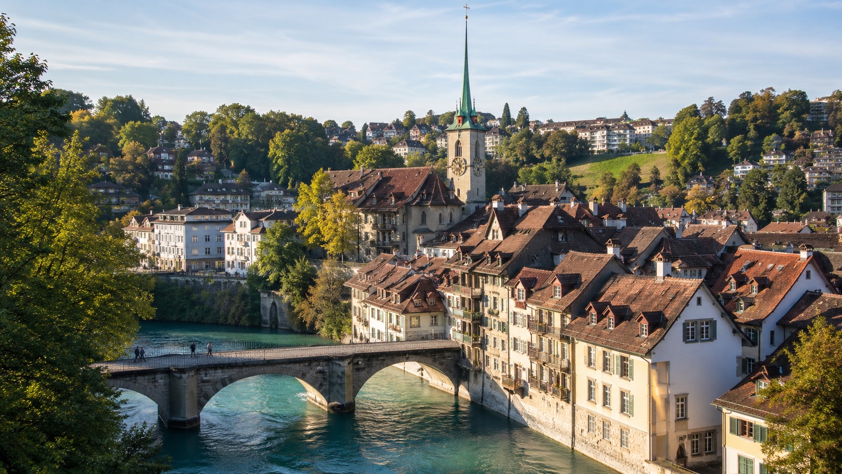 Vue panoramique ultra réaliste de Berne capitale de la Suisse avec vieille ville, pont en pierre, rivière Aar, clocher central, toits rouges et lumière ensoleillée, 2026, format PNG