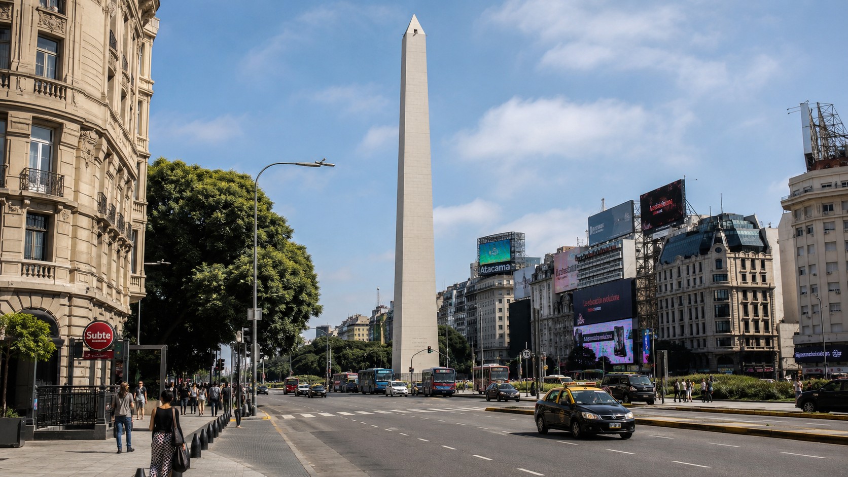 Buenos Aires capitale de l’Argentine avec obélisque central, avenue 9 de Julio, station Subte, taxis, immeubles urbains et ciel ensoleillé, 2026, format 16/9