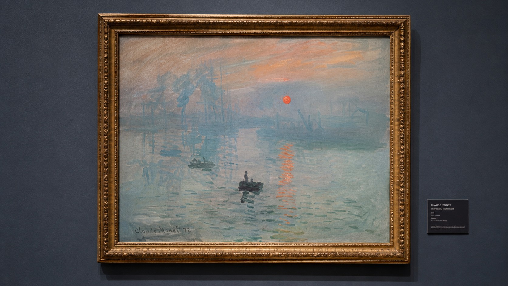 Claude Monet, Impression soleil levant, tableau encadré dans une galerie de musée, cadre doré, cartel d’exposition, 26-06-2026, format 16/9