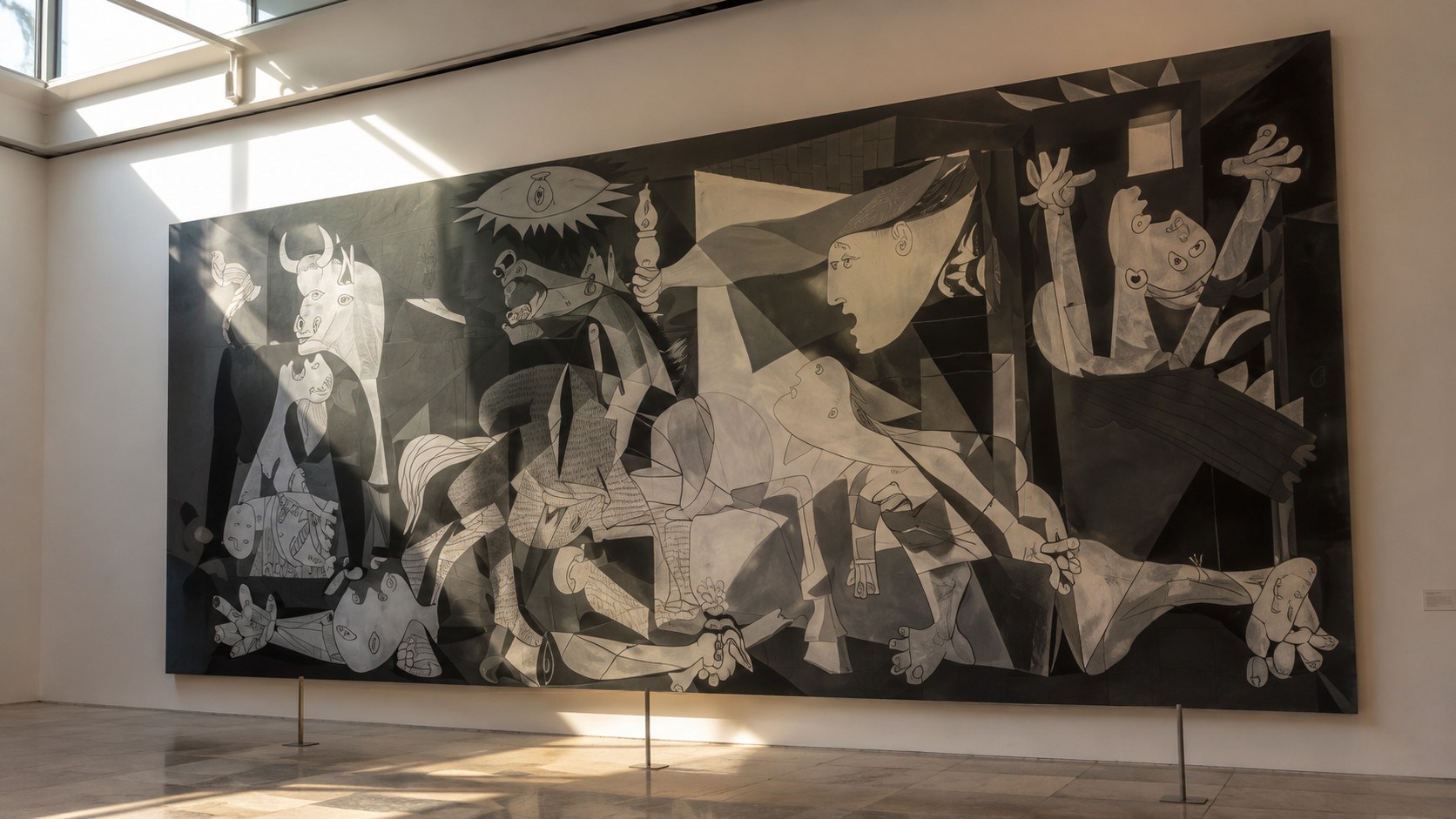 galerie de musée lumineuse avec une grande fresque murale cubiste monochrome en noir et blanc, inspirée d’une scène artistique anti-guerre, résultat marquant : fresque cubiste grand format exposée sur un mur de musée, 26 juin 2026, format 16/9.