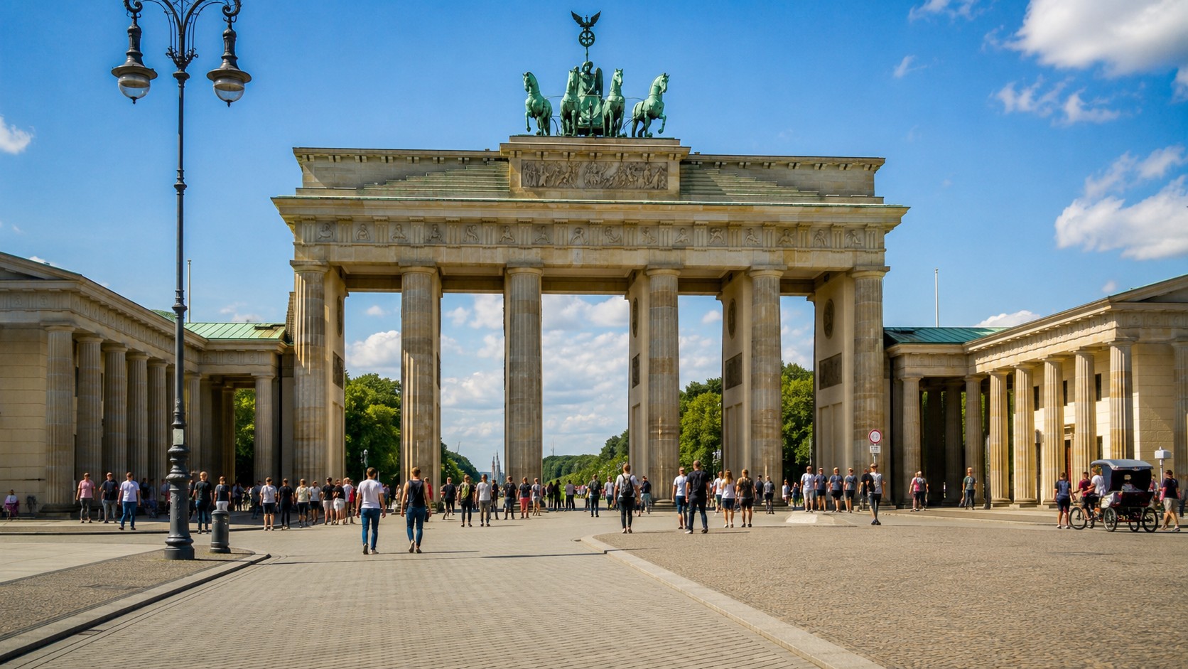 Porte de Brandebourg à Berlin, capitale de l’Allemagne, place touristique ensoleillée avec visiteurs, architecture monumentale, ciel bleu, 2026, format 16/9
