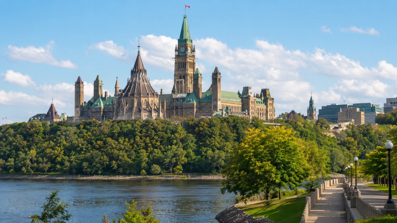 Photo professionnelle ultra réaliste au format 16/9 montrant Ottawa avec le Parlement canadien, la rivière, une promenade arborée et un ciel ensoleillé