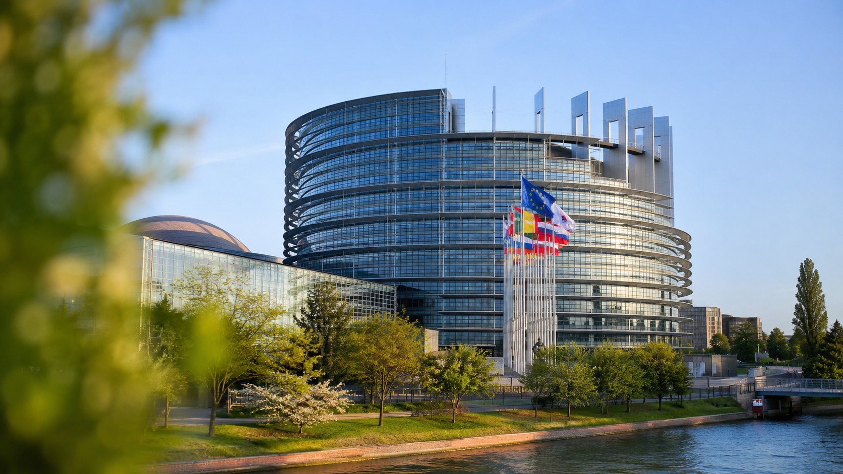 parlement_europeen_strasbourg_institutions_union_europeenne_drapeaux_europeens_ensoleille_2026_format_16_9