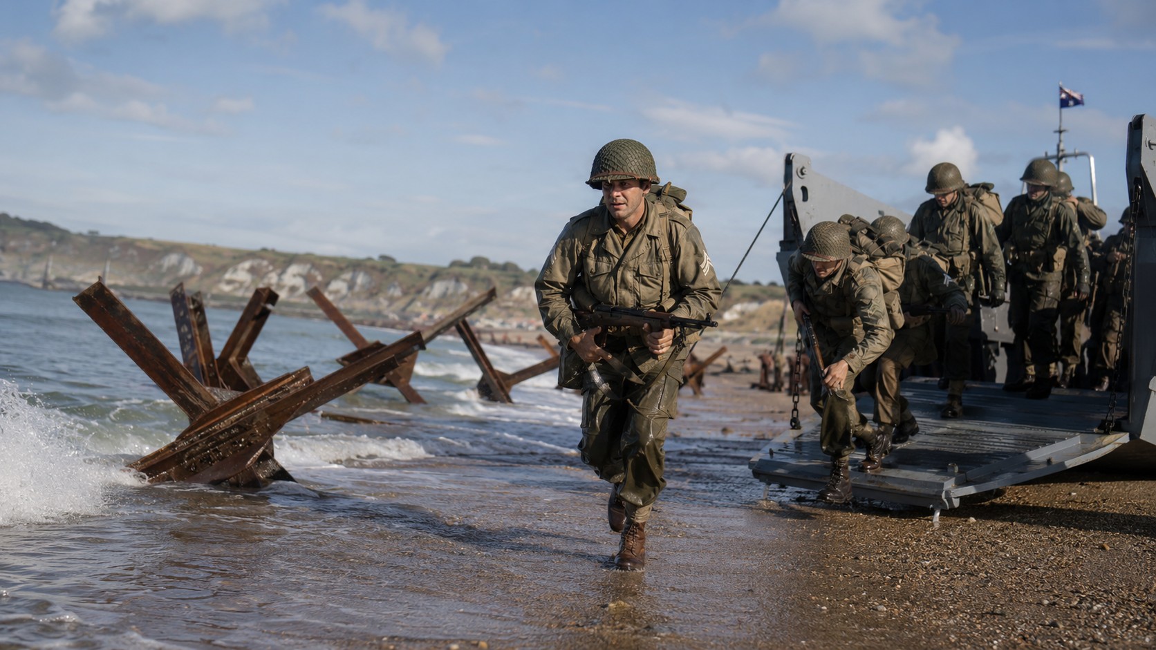 Débarquement de Normandie le 6 juin 1944, soldats alliés sortant d’une barge militaire sur une plage sous un ciel ensoleillé, obstacles antichars métalliques dans l’eau, scène historique du D-Day, format 16:9