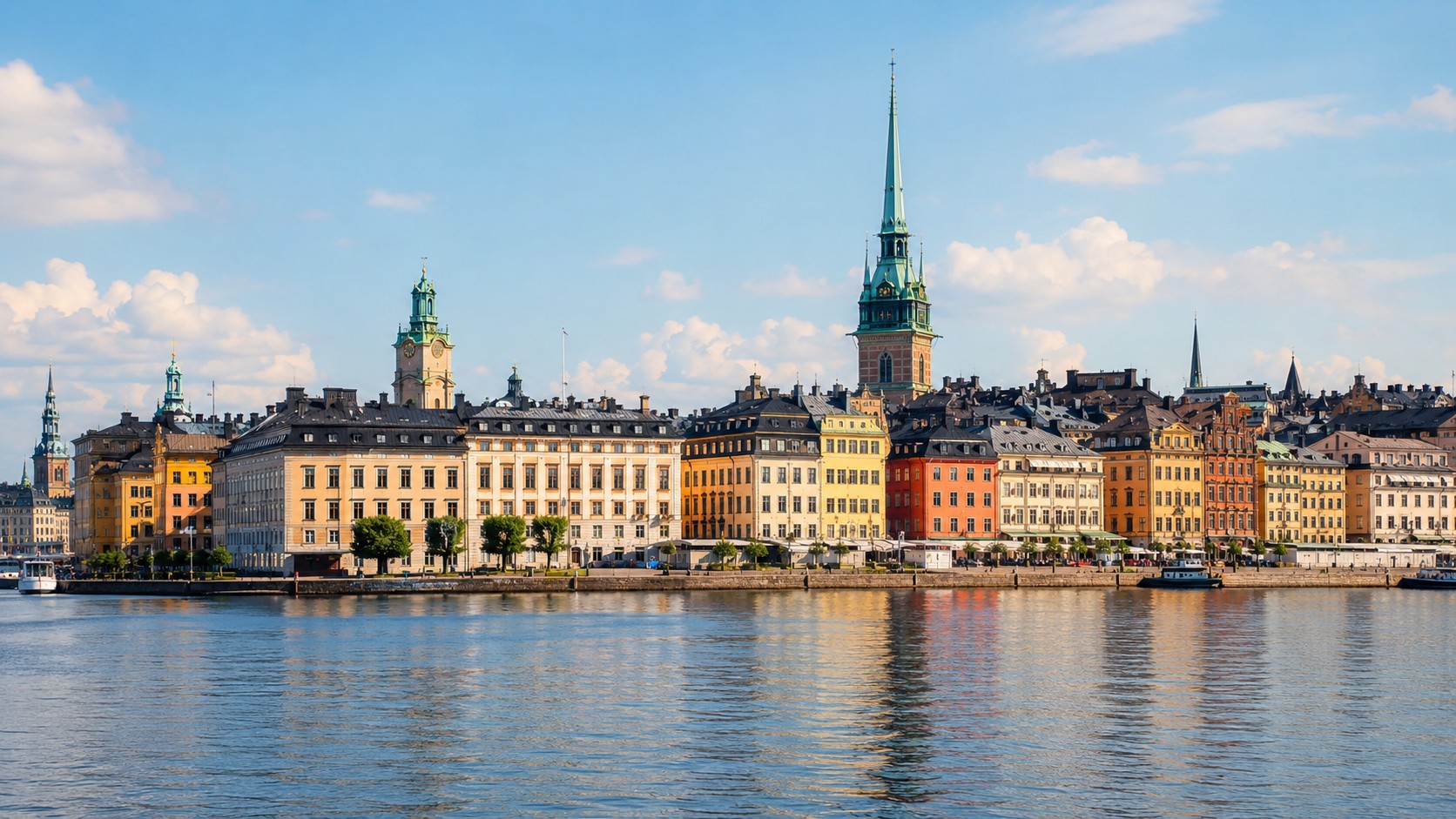 Vue panoramique ensoleillée de Stockholm, capitale de la Suède, avec les façades historiques colorées de Gamla Stan, les clochers emblématiques, les quais et leurs reflets sur l’eau, juillet 2026, format 16:9.