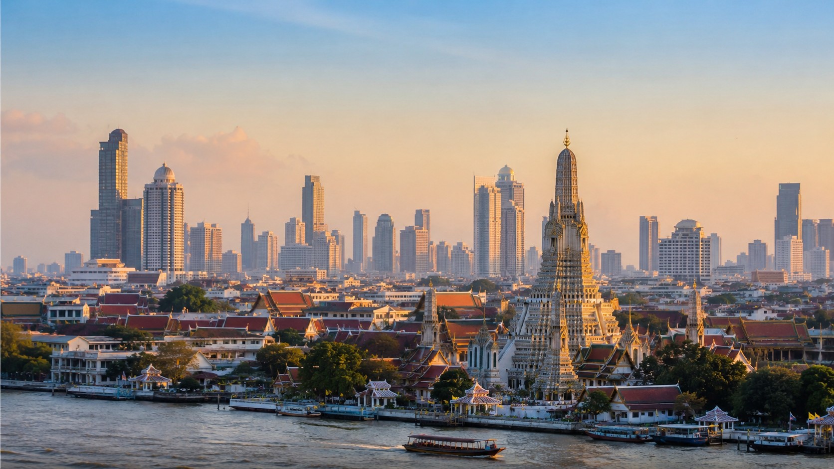 Bangkok capitale de la Thaïlande, vue panoramique sur le temple Wat Arun au bord du fleuve Chao Phraya, bateau traditionnel, bâtiments religieux aux toits rouges et skyline moderne sous une lumière ensoleillée, 2026-07-15, format 16:9