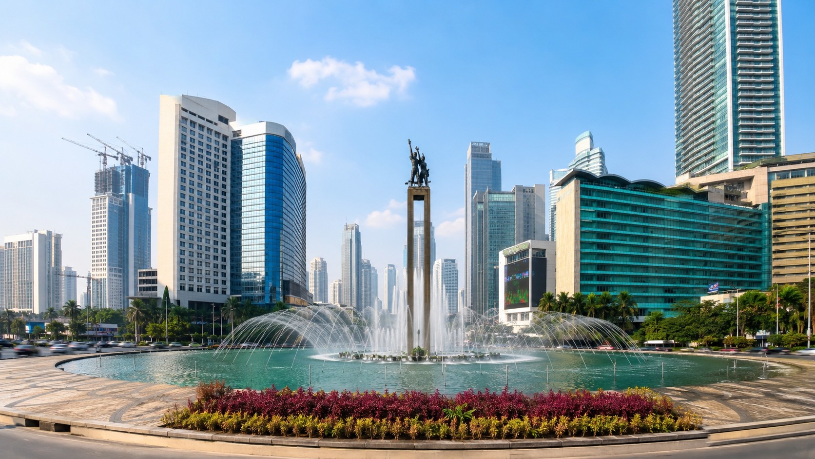 Vue ultra réaliste de Jakarta, capitale de l’Indonésie, avec la fontaine du rond-point Bundaran HI, le monument central, des jets d’eau, des gratte-ciel modernes, de la végétation tropicale et une circulation urbaine légère sous un ciel ensoleillé, image professionnelle au format 16:9, 2026-07-15.