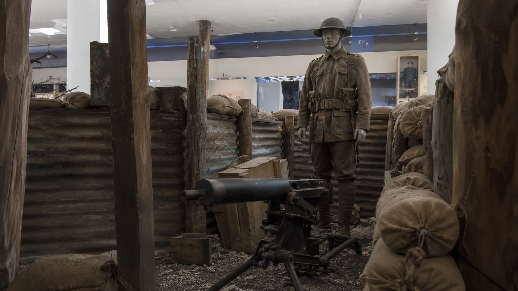 Cette photographie réaliste illustre une tranchée française pendant la Première Guerre mondiale (1914-1918). La scène met en avant des soldats équipés de leur matériel militaire d’époque, évoluant dans un environnement marqué par la boue, les sacs de sable et les fortifications temporaires du front occidental. L’image documente fidèlement les conditions de combat de la Grande Guerre, conflit majeur de l’histoire contemporaine ayant opposé les principales puissances européennes. Cette représentation visuelle est idéale pour un article sur les tranchées, les soldats français de 1914-1918, les batailles du front occidental, l’histoire militaire ou le devoir de mémoire lié à la Première Guerre mondiale.