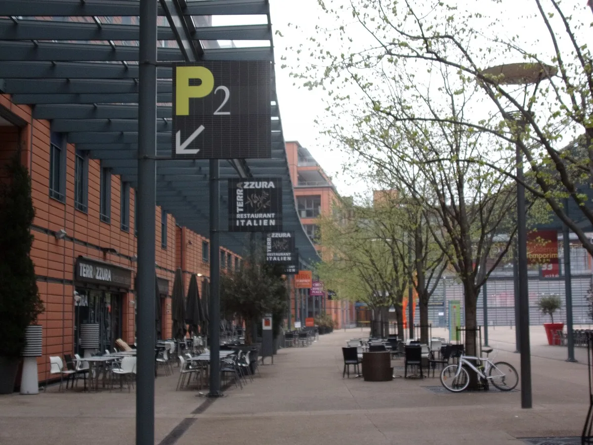 Allée centrale de la Cité internationale de Lyon, quartier où s'étend le siège d'Interpol