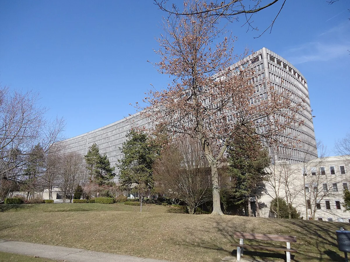Bâtiment du siège de l'Organisation internationale du travail à Genève, surplombant le lac Léman