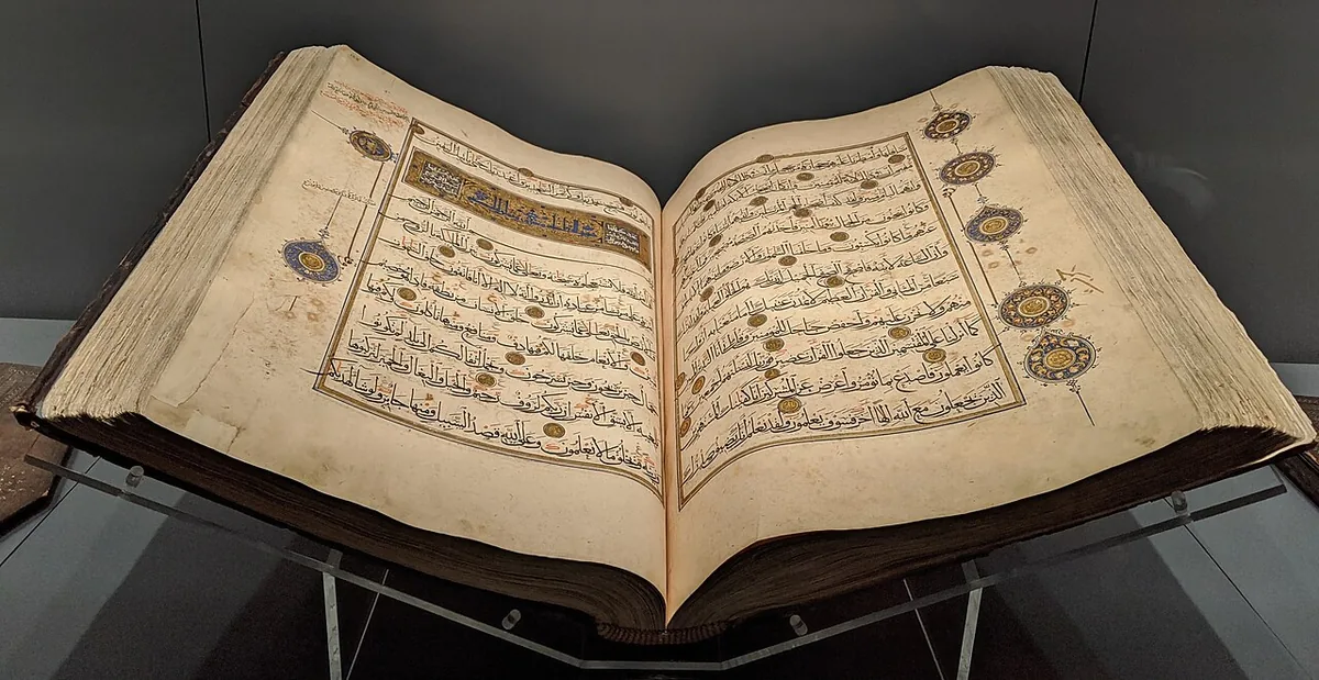 Coran mamelouk daté d'environ 1380 ouvert sur la sourate 16, calligraphie arabe sur double page