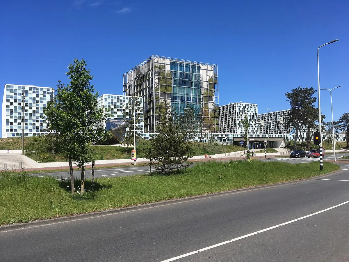 Façade moderne en verre et acier du siège permanent de la Cour pénale internationale à La Haye en 2019