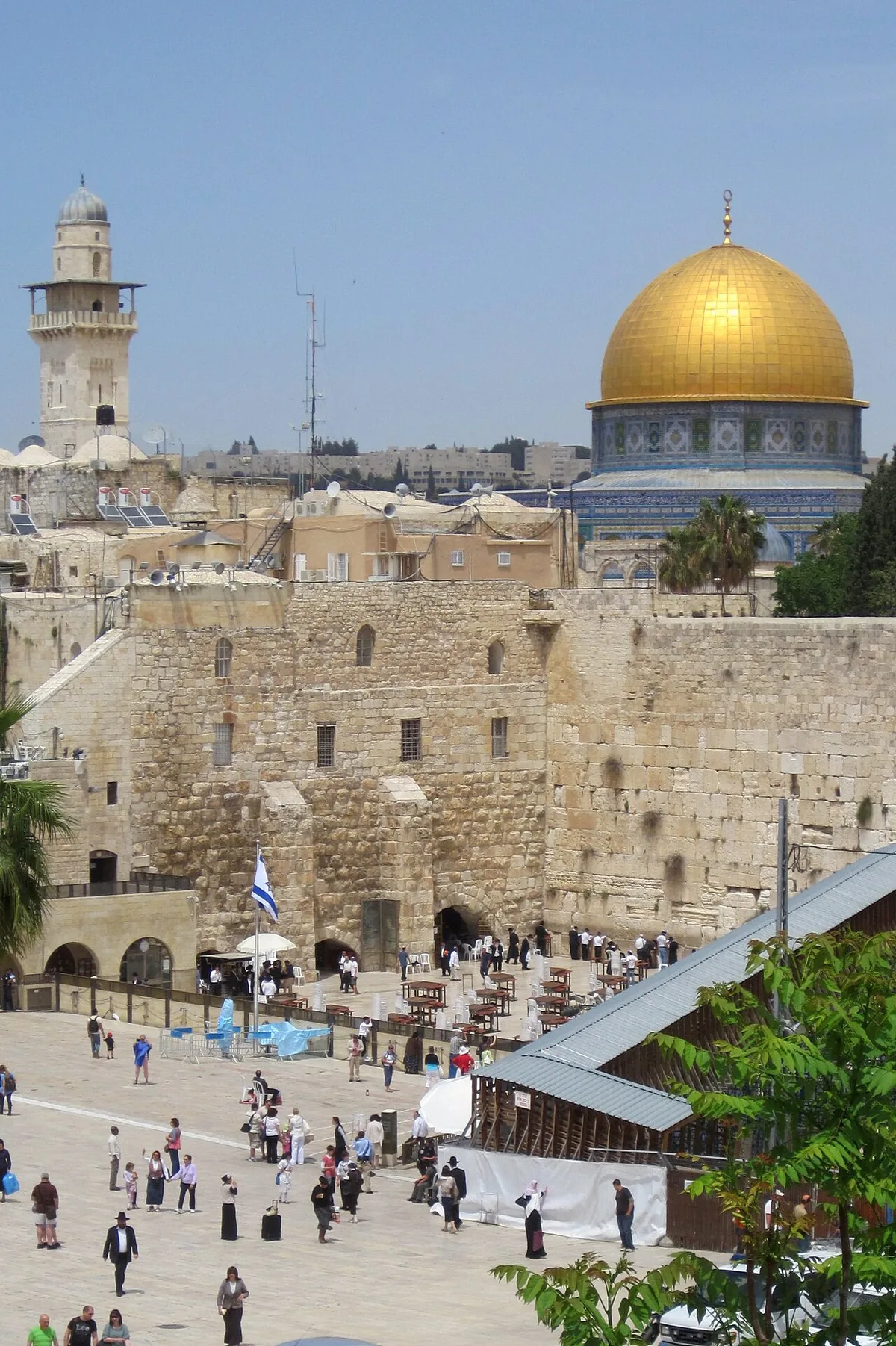 Fidèles juifs en prière devant le mur des Lamentations sur l'esplanade du mur occidental à Jérusalem