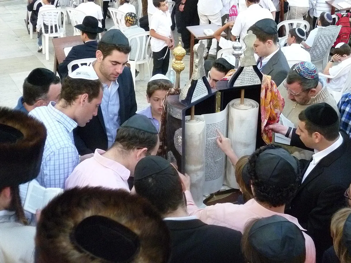 Lecture publique d'un rouleau de Torah déroulé sur l'esplanade du Mur des Lamentations à Jérusalem