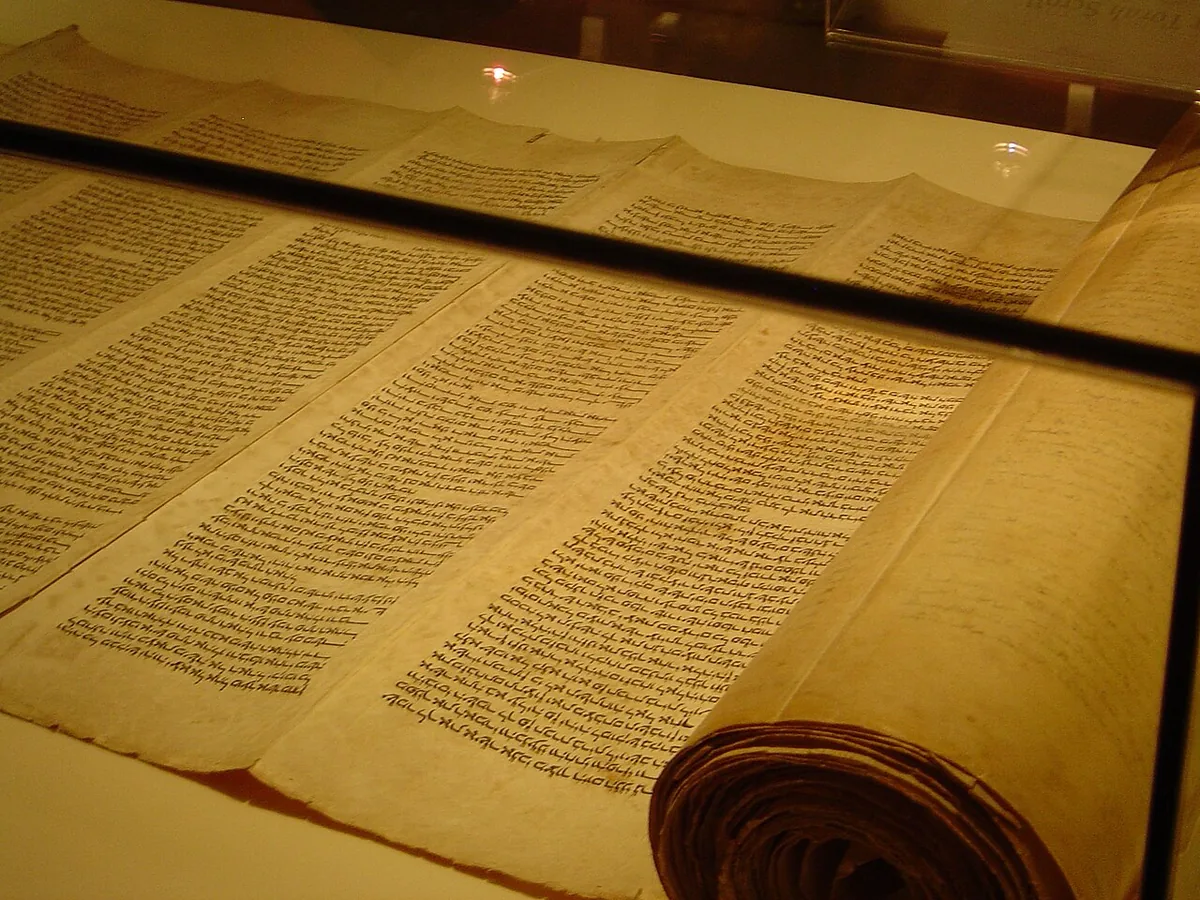 Rouleau de Torah hébraïque manuscrit sur parchemin, vue de côté, l'une des écritures reconnues par l'islam