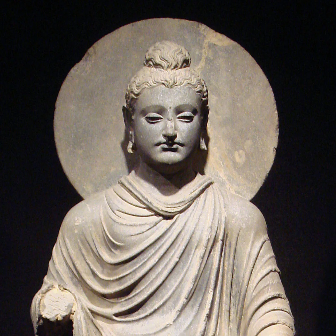 Statue en pied du Bouddha en schiste gris, art gréco-bouddhique du Gandhara, une des premières représentations connues