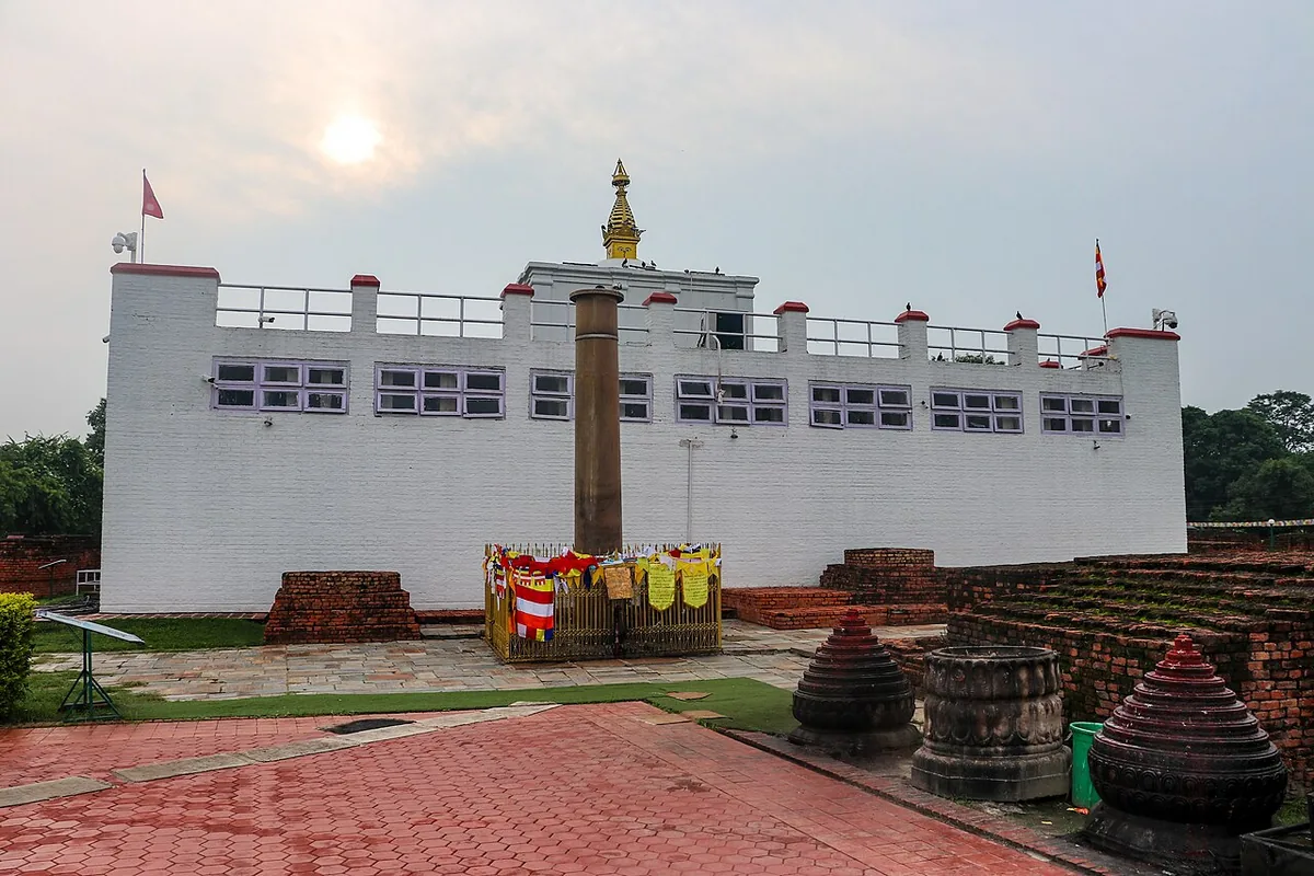 Temple de Maya Devi et pilier d'Ashoka à Lumbinî au Népal, lieu de naissance du Bouddha, site classé au patrimoine mondial
