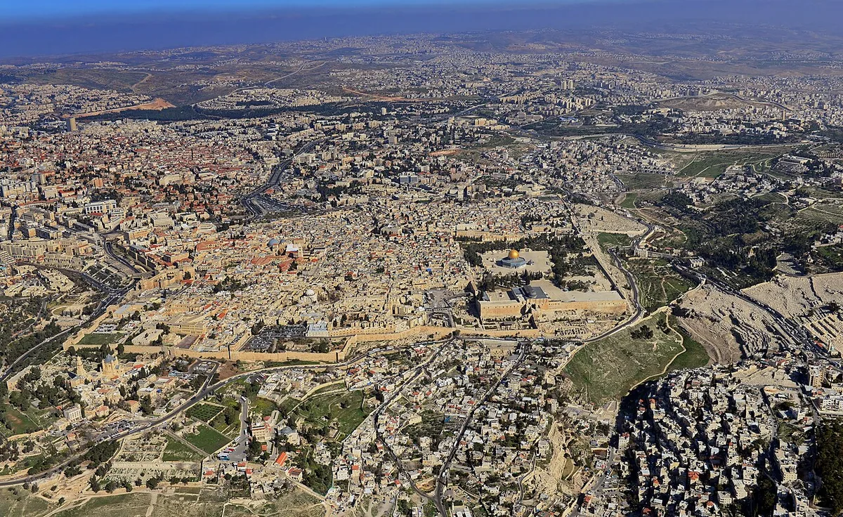 Vue aérienne de la vieille ville de Jérusalem avec l'esplanade des Mosquées et le Dôme du Rocher