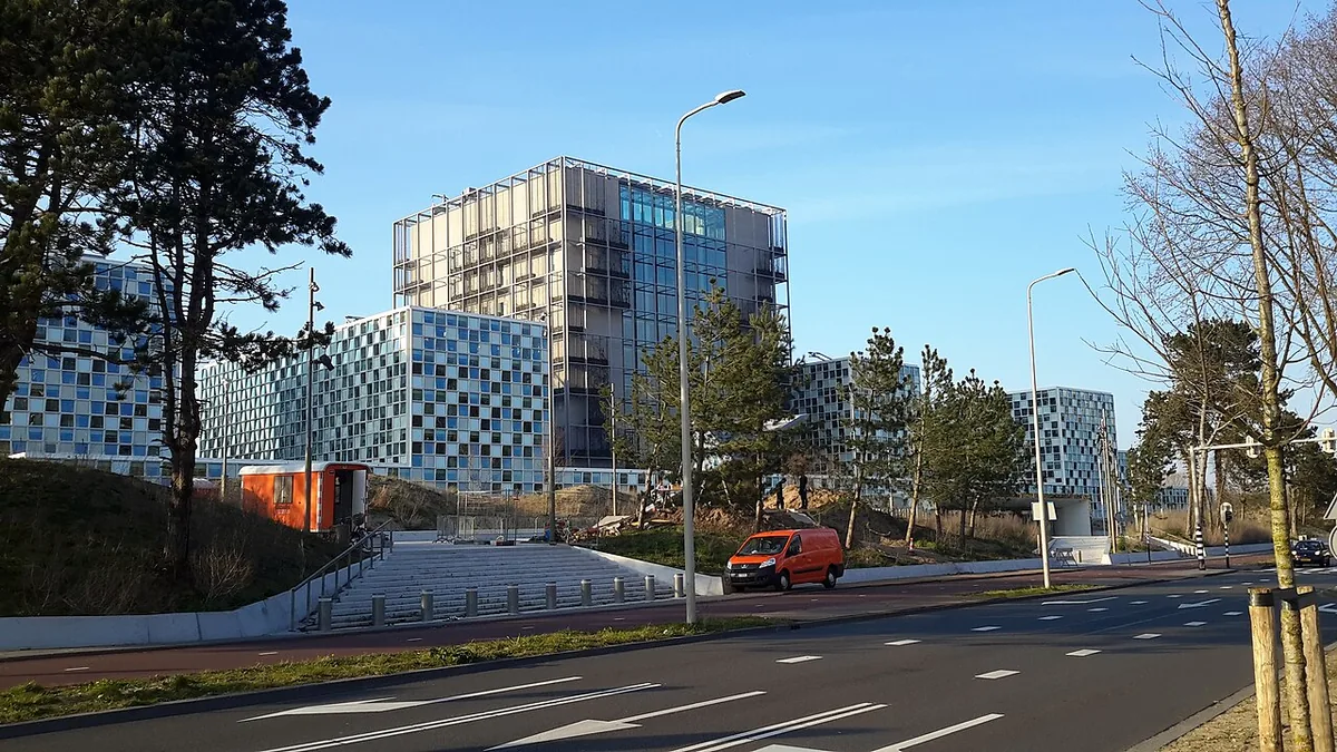 Vue extérieure du bâtiment de la Cour pénale internationale à La Haye, entouré de végétation, aux Pays-Bas